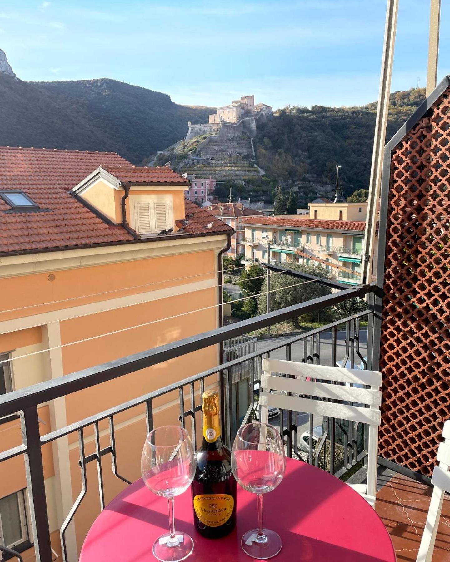 Bike & Sea Under Castle Dreams At Finalborgo Apartment Finale Ligure Exterior photo